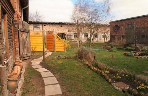 Mesekenhagen Appartement | NEW Apartment in a farmhouse with an idyllic inner courtyard and natural garden
