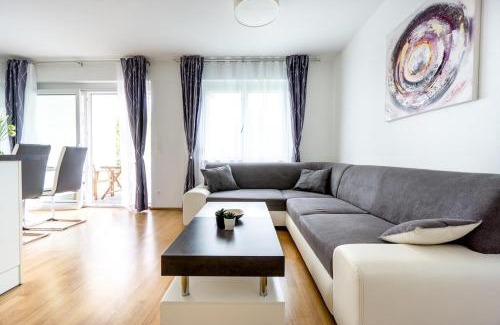 Donaustadt Appartement | Apartment in a green location with Parking & Balcony, Walking distance to U1 Metro