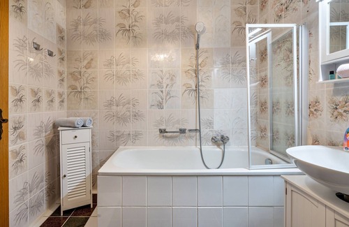 Nussdorf am Inn Maison | Apartment In A Hotel 'Nußdorfer Hof - Apartment 8' with Mountain View, Balcony and Wi-Fi