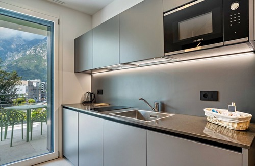 Ravina Appartement | Apartment In A Hotel 'Midum Garden Sud' with Mountain View, Wi-Fi and Air Conditioning