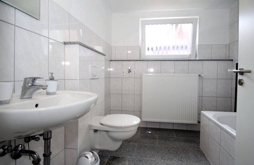Carolinensiel Appartement | Apartment in Carolinensiel with a high chair and bed