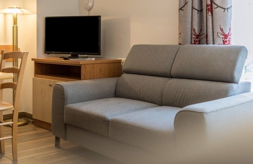 Konigsleiten Appartement | Apartment in "Chalet Central - Top CC6" in the Ski Area with Shared Sauna, Wi-Fi & Terrace; Parking