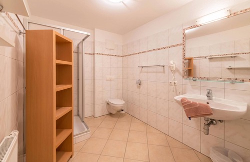 Konigsleiten Appartement | Apartment in "Chalet Central - Top CC6" in the Ski Area with Shared Sauna, Wi-Fi & Terrace; Parking