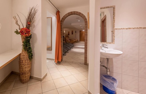 Konigsleiten Appartement | Apartment in "Chalet Central - Top CC5" near several Ski Areas with Shared Sauna, Mountain View, Wi-Fi & Winter Garden; Parking Available