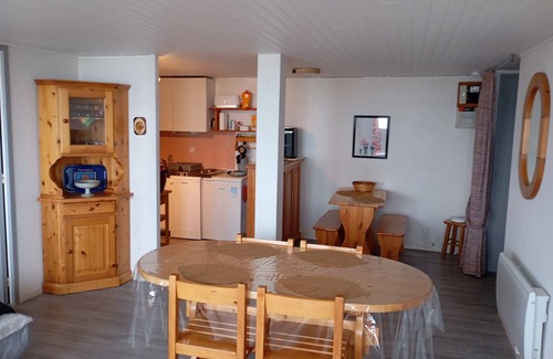 Murat-le-Quaire Appartement | Apartment in residence facing Puy de Sancy