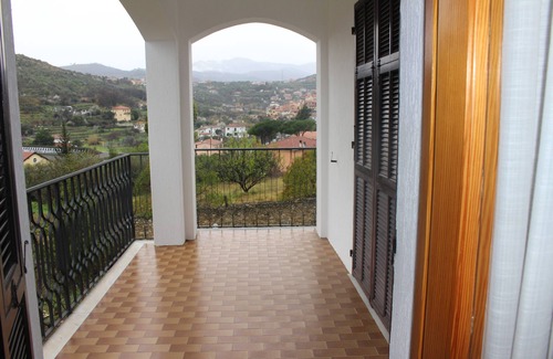 Artallo Appartement | Apartment in Semi-detached Villa with Garden
