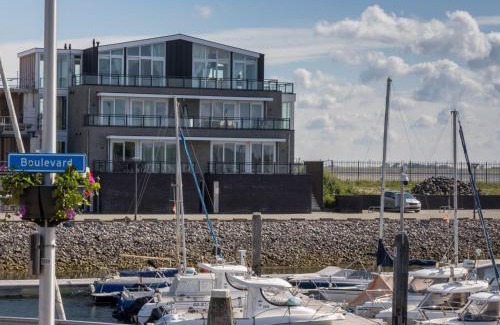 Sint-Annaland Appartement | Apartment in Sint-Annaland with Water Views