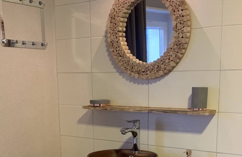 Uchizy Appartement | Apartment in the center of the village with swimming pool