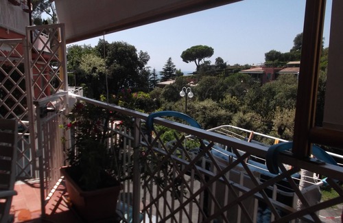 Arenzano Appartement | Appartement à la campagne, grande terrasse donnant sur la mer, calme, près de golf.
