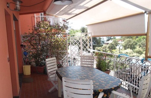 Arenzano Appartement | Appartement à la campagne, grande terrasse donnant sur la mer, calme, près de golf.