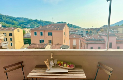 Carrara Appartement | Apartment in the heart of Carrara with 2 balconies and views of the city.