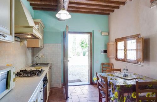 Casole d'Elsa Appartement | Apartment in Tuscany with Pool and Scenic Views