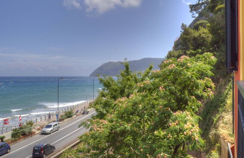 Alassio Appartement | Apartment in villa, sea front, sleeps 6 double services