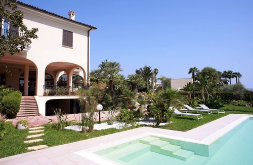 Grottasanta Appartement | Apartment in Villa with garden - numberfour