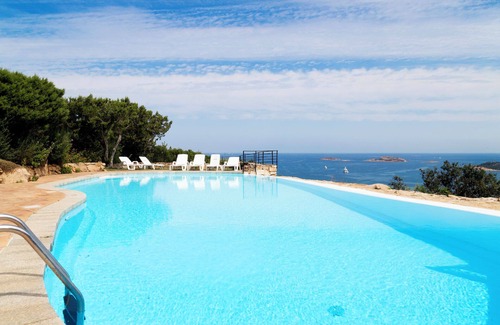 Pantogia Appartement | Appartement "Infinite Blue Porto Cervo" près de la plage avec vue sur mer, piscine partagée et Wi-Fi