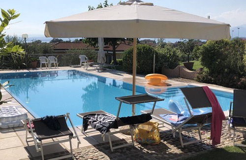Bardolino Appartement | APPARTEMENT DANS UNE VILLA, GRAND JARDIN AVEC VUE LAC ET PISCINE