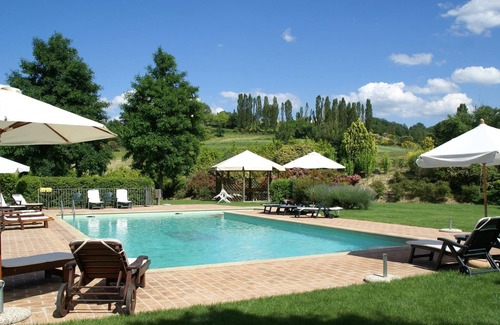 Montone Appartement | Maison individuelle avec piscine et beau jardin