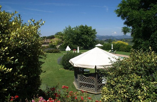 Montone Appartement | Maison individuelle avec piscine et beau jardin