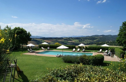 Montone Appartement | Maison individuelle avec piscine et beau jardin