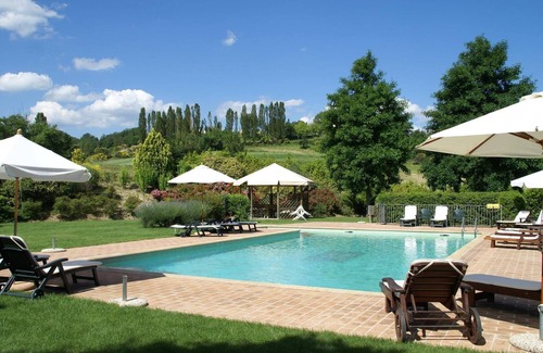 Montone Appartement | Maison individuelle avec piscine et beau jardin