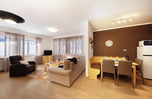 Pera Appartement | Appartement 'Ciasa Piaz de Pavarin' avec vue sur les montagnes, jardin partagé et Wi-Fi