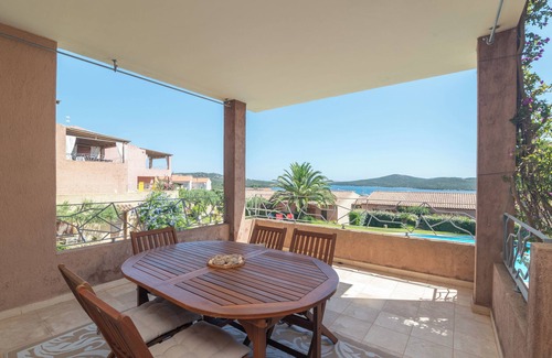 Porto Pozzo Appartement | Appartement 'Il Fiordo 16' avec vue sur la mer, piscine partagée et climatisation