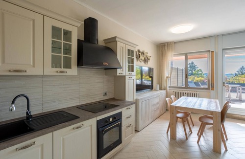Lesa Appartement | Appartement 'Jacuzzi E Vistalago' avec Vue sur le Lac, Wi-Fi et Climatisation