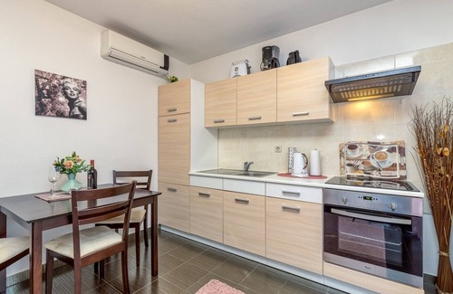 Cancini Appartement | Appartement Kardumovic II Brown avec vue sur le jardin