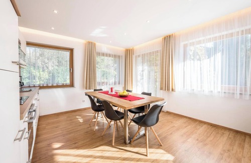 Naz Appartement | Appartement "Klementhof App Nr 1" avec vue sur les montagnes, piscine, Wi-Fi, balcon et jardin