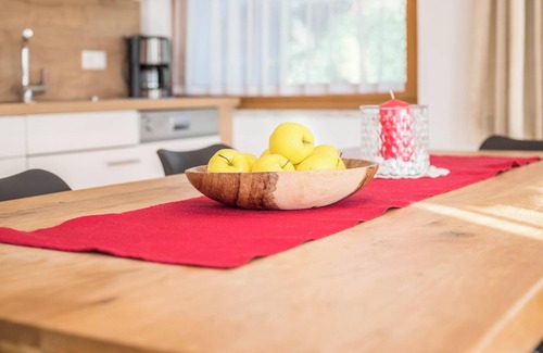 Naz Appartement | Appartement "Klementhof App Nr 1" avec vue sur les montagnes, piscine, Wi-Fi, balcon et jardin