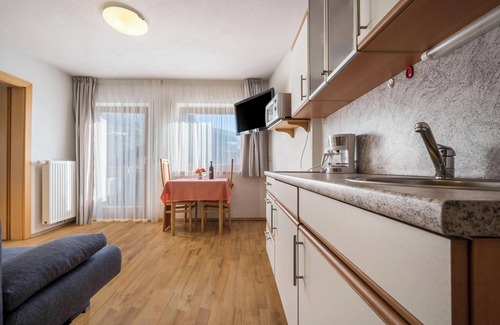 Naz Appartement | Appartement "Klementhof Nr 4" avec vue sur les montagnes, piscine, Wi-Fi, balcon et jardin