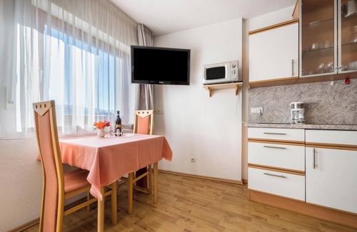 Naz Appartement | Appartement "Klementhof Nr 4" avec vue sur les montagnes, piscine, Wi-Fi, balcon et jardin