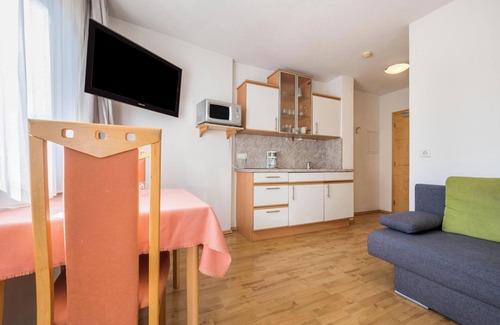 Naz Appartement | Appartement "Klementhof Nr 4" avec vue sur les montagnes, piscine, Wi-Fi, balcon et jardin