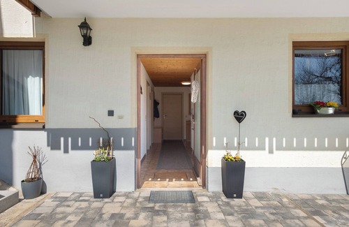 Schonenbach Appartement | Appartement "Kornelia Ebner" avec vue sur les montagnes, terrasse privée et Wi-Fi