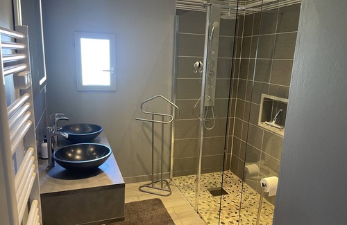 Saumur Val de Loire Appartement | Apartment 'La Pause' with Private Terrace, Shared Garden and Wi-Fi