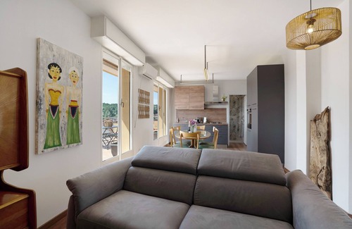 Arona Appartement | Appartement "La Casa del Riccio" avec vue sur le lac, terrasse et Wi-Fi.