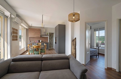 Arona Appartement | Appartement "La Casa del Riccio" avec vue sur le lac, terrasse et Wi-Fi.