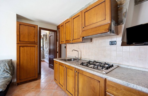 Rossi Appartement | Apartment 'La Cicala 5' with Shared Pool, Private Terrace and Shared Garden