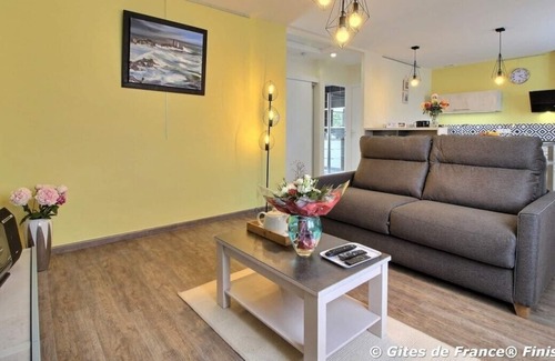 Locmaria-Plouzane Appartement | Apartment 'La Maison Bleue' with Private Terrace, Shared Garden and Wi-Fi
