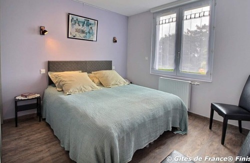 Locmaria-Plouzane Appartement | Apartment 'La Maison Bleue' with Private Terrace, Shared Garden and Wi-Fi