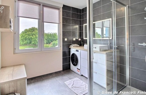 Locmaria-Plouzane Appartement | Apartment 'La Maison Bleue' with Private Terrace, Shared Garden and Wi-Fi