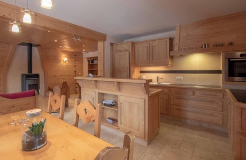 Taninges Appartement | Appartement 'La Grange - 4 Pers' avec vue sur les montagnes, jardin privé et Wi-Fi