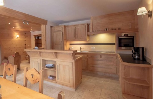 Taninges Appartement | Appartement 'La Grange - 4 Pers' avec vue sur les montagnes, jardin privé et Wi-Fi