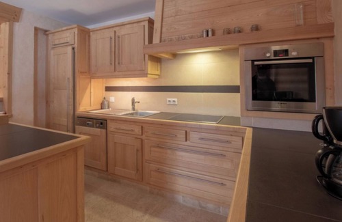 Taninges Appartement | Appartement 'La Grange - 4 Pers' avec vue sur les montagnes, jardin privé et Wi-Fi