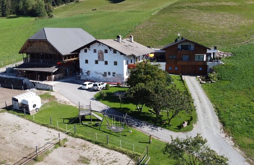 Castelrotto Appartement | Appartement 'Ladinser Hof Kuschelecke' avec vue sur les montagnes et terrasse privée.