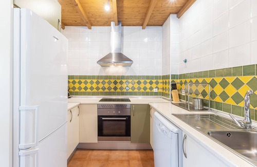 Navaluenga Appartement | Appartement 'Las Eras' avec vue sur les montagnes, piscine et jardin partagés