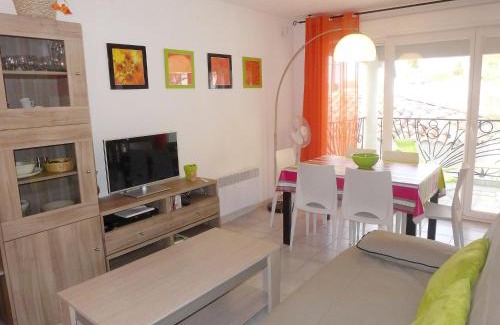Saint-Cyr-sur-Mer Appartement | Apartment Le Madrilène by Interhome