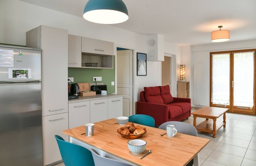 Chateauneuf Appartement | Apartment 'Le Relai Des Gayots' with Mountain View, Shared Garden and Wi-Fi
