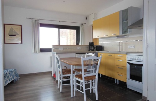 Dieppe Appartement | Appartement port de plaisance Dieppe, vue splendide garantie sur le port + mer.