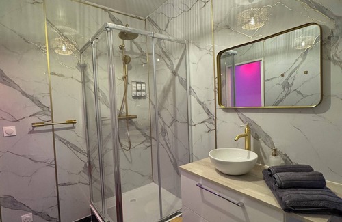 Chevilly-Larue Appartement | Appartement LoveRoom, spa jacuzzi & Sauna ambiance Romantique !